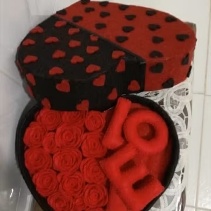 باکس هدیه قلبی و گل رز.سفارشی