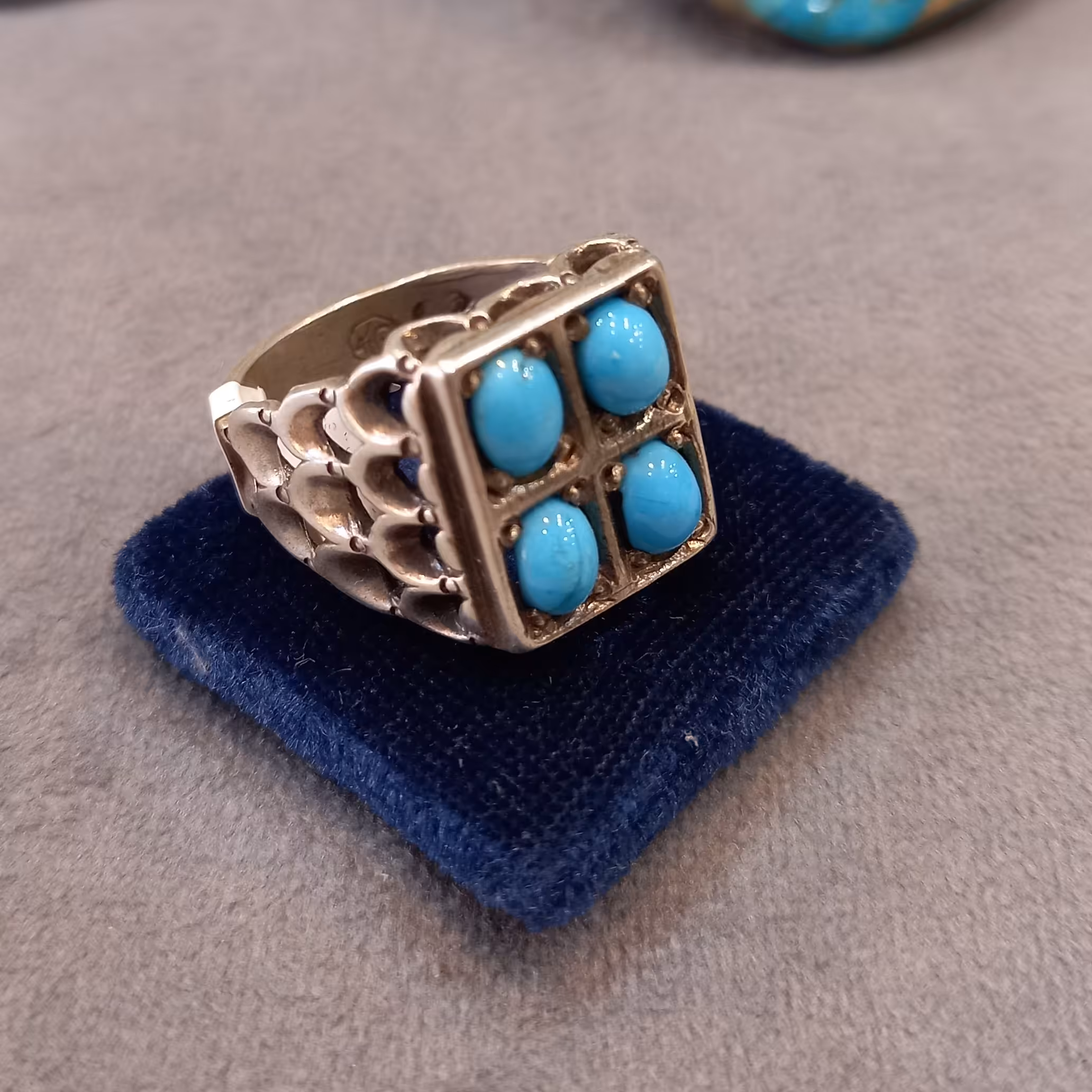 انگشتر فیروزه 4 تخمه نیشابور عجمی رکاب شبکه و سبدی بسیار شیک و خاص جواهری .....