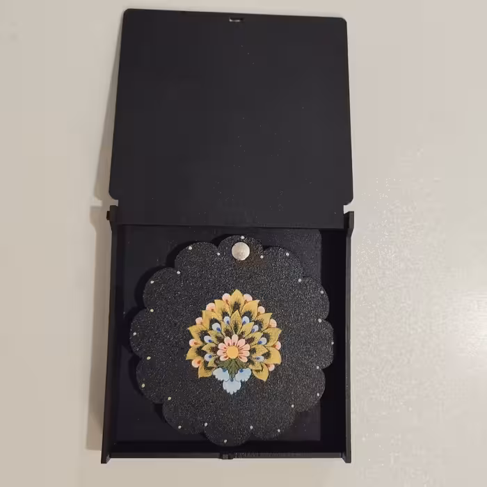 آینه جیبی چوبی تذهیب کاری شده، وزن 147 گرم