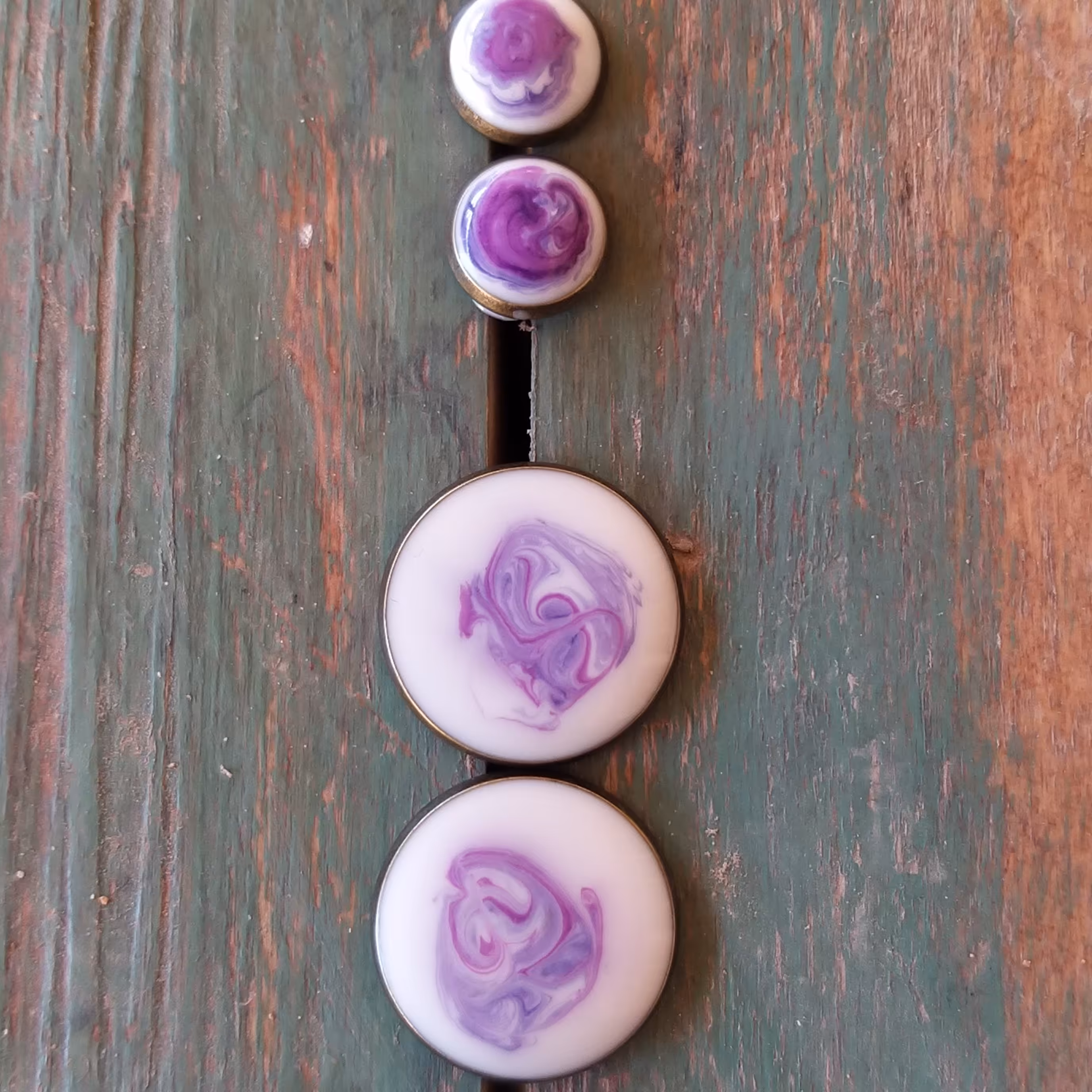 گوشواره میخی رزین سفید و بنفش 