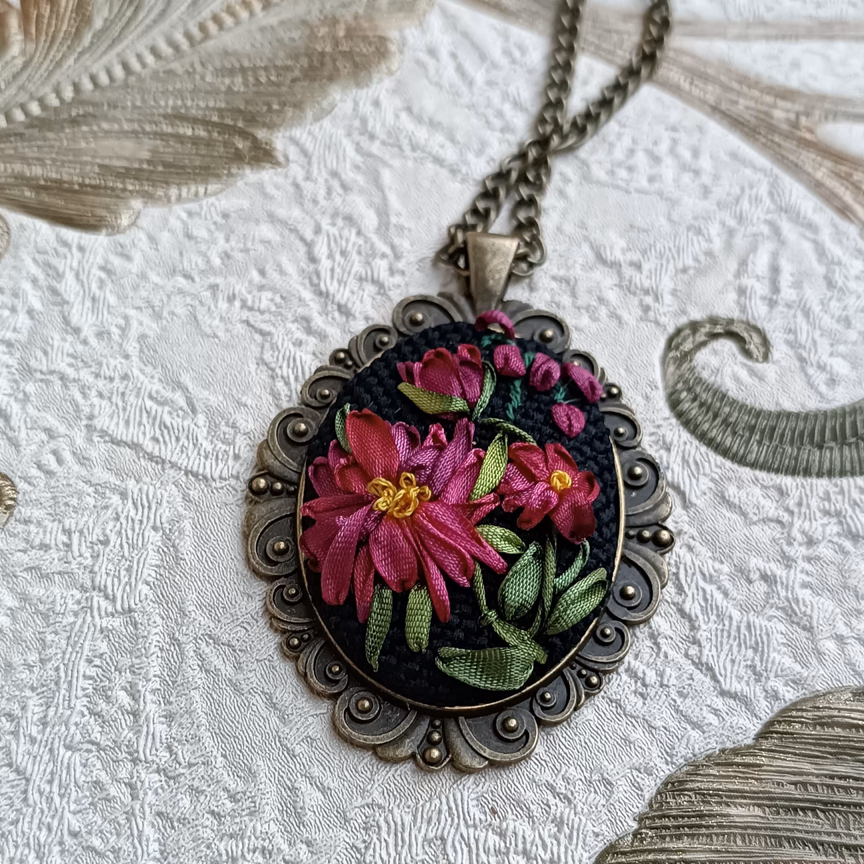 گردنبند روباندوزی مدل اسپرت 