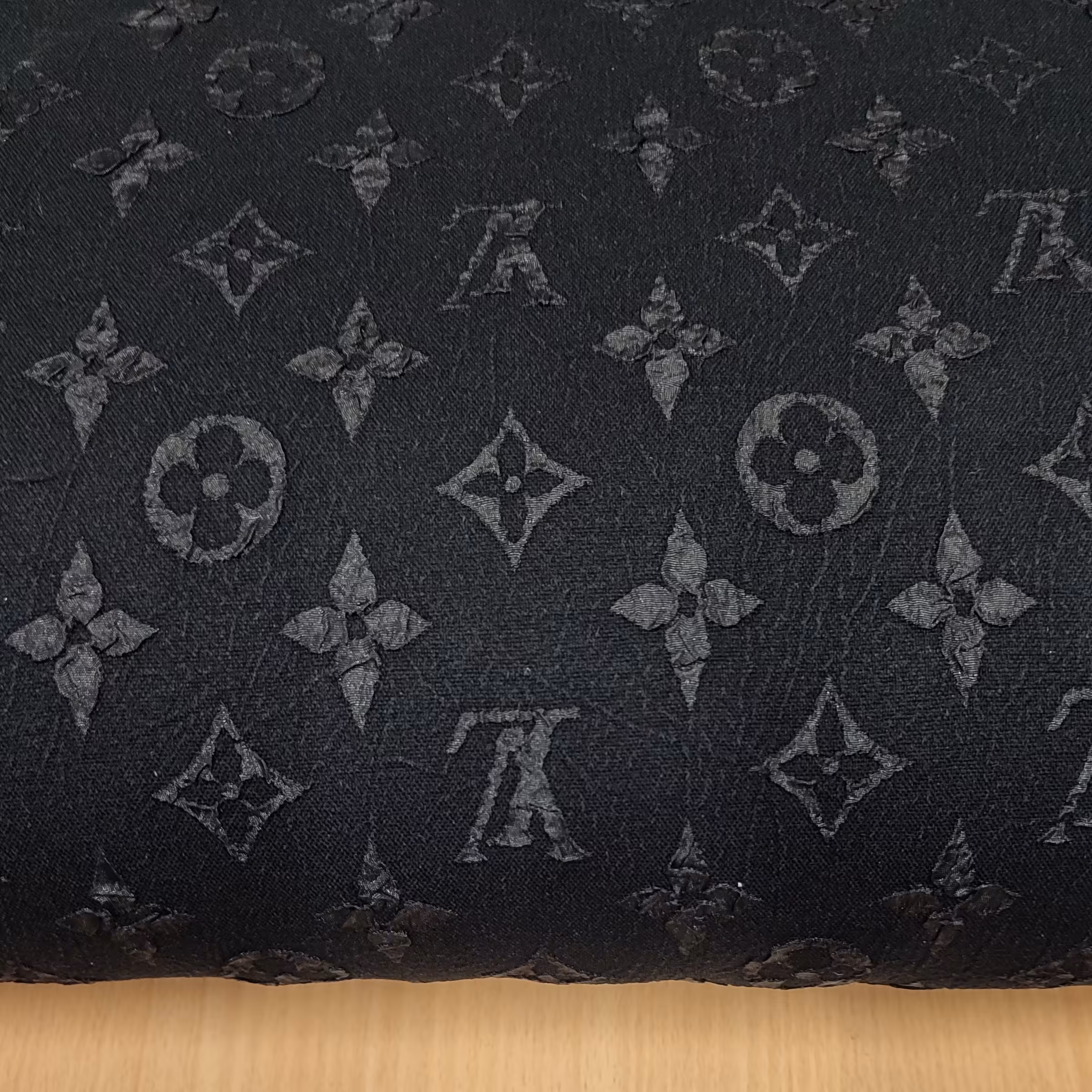 پارچه ژاکارد ترک دو بر کش با عرض 150 سانتیمتر و مشکی پر کلاغی قیمت هر متر 280 هزار تومان 