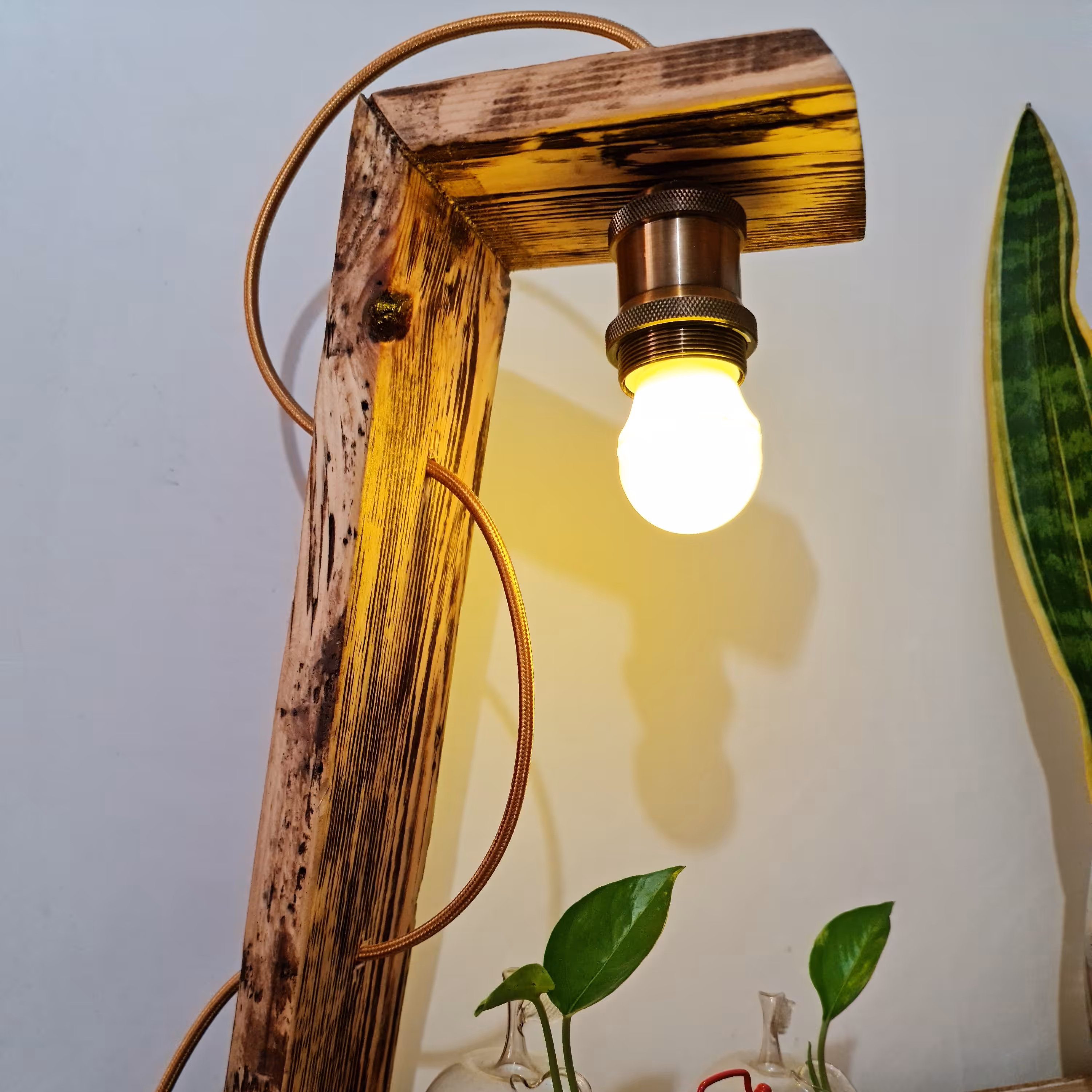 چراغ مطالعه و خواب ساخته شده با چوب نراد قابل ساخت در ابعاد مختلف