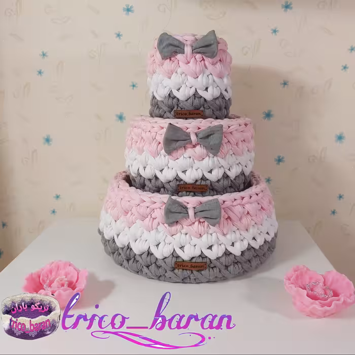 پک سبد آرایشی تریکو سایز بزرگ سه تیکه مناسب عطر و لوسیون و برس صورتی