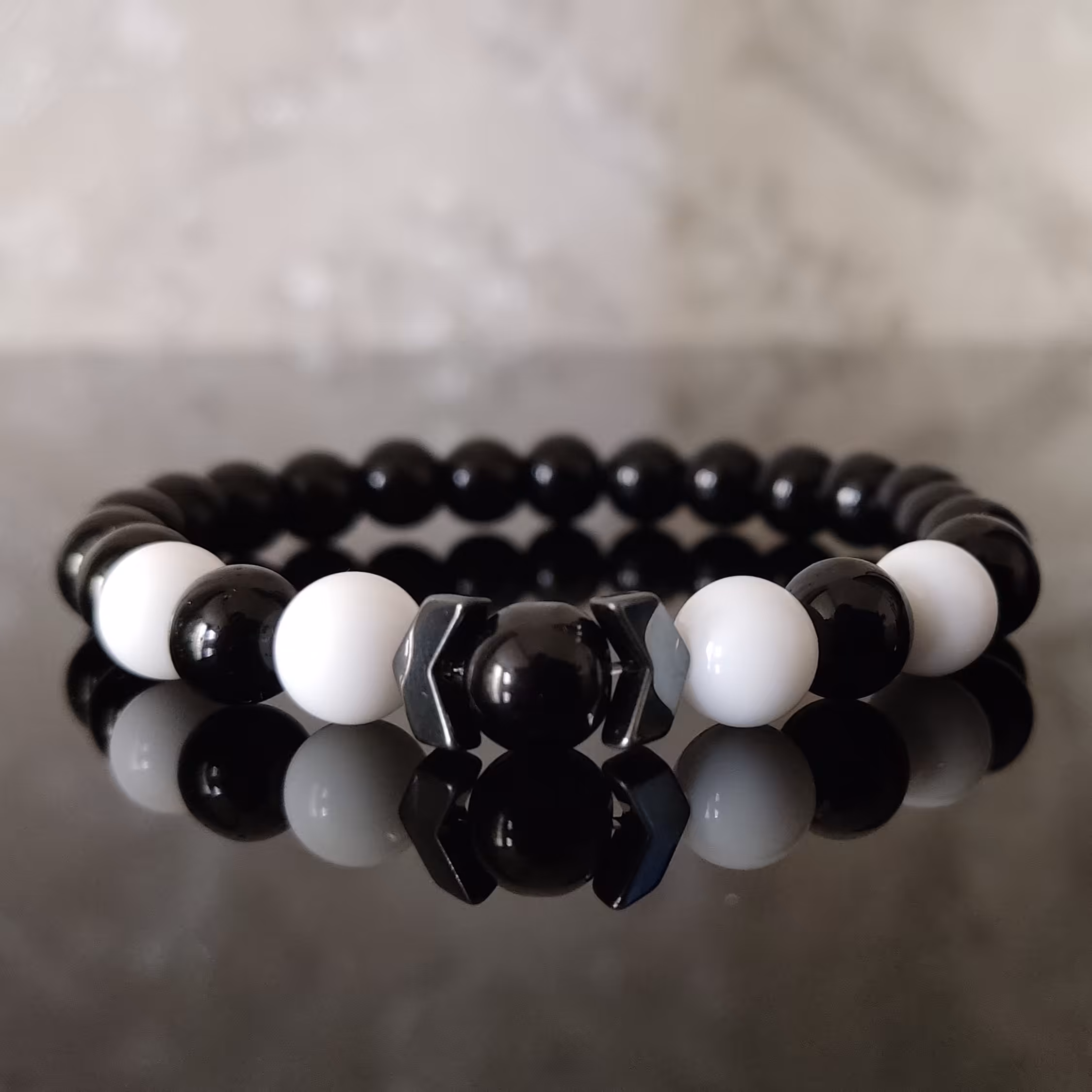 دستبند سنگ اونیکس مشکی و سفید براق و هماتیت مردانه و زنانه 