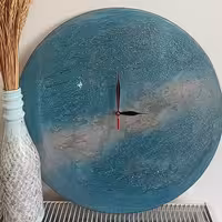 ساعت رزینی طرح ابرو باد  کار شده با ورق طلا قطر این کار 40سانت هست 