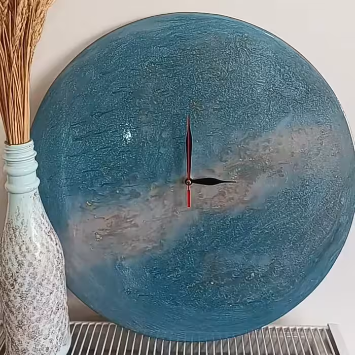 ساعت رزینی طرح ابرو باد  کار شده با ورق طلا قطر این کار 40سانت هست 