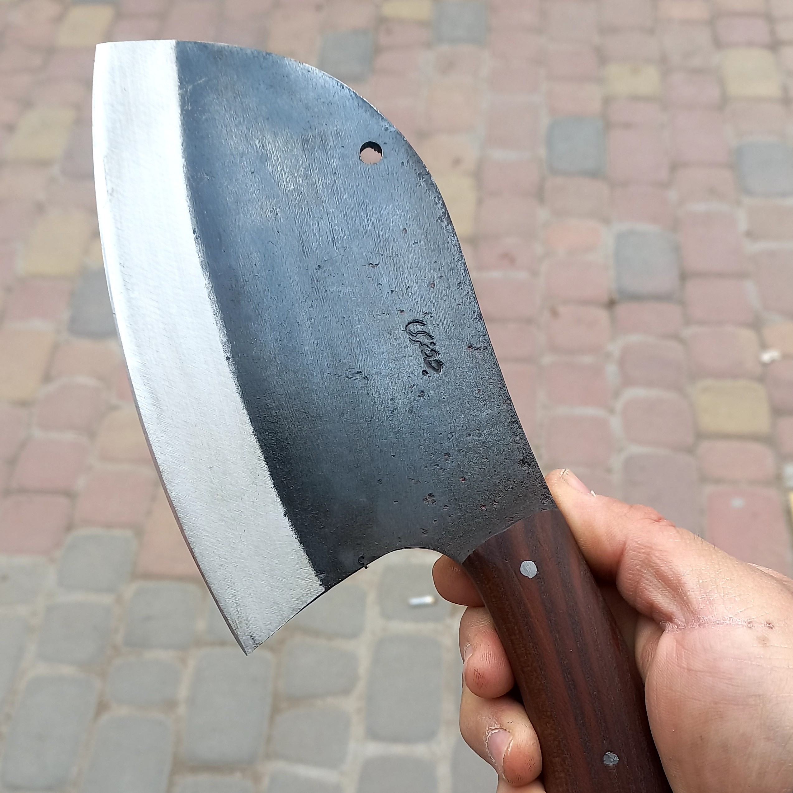 ساطور طعبیت گردی آشپزی مدل صربستانی جنس تیغه فولاد فنر دسته چوب جنگل کار دست صتعتگران زنجانی