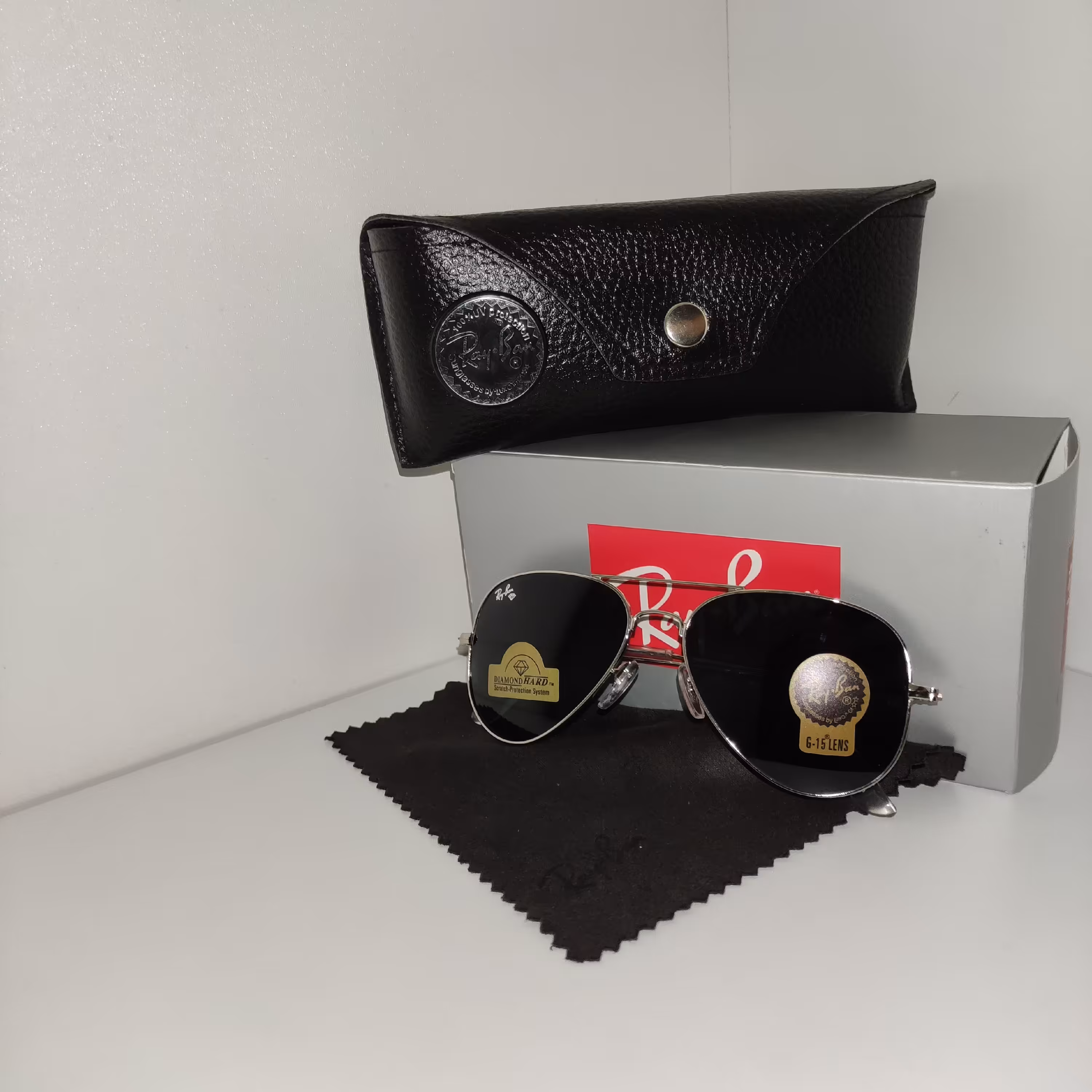 عینک آفتابی ریبن رنگ شیشه مشکی رنگ فریم نقره ای 