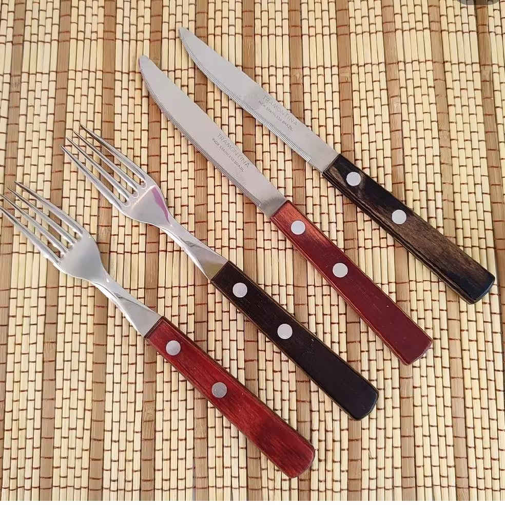 کارد و چنگال برند برزیلی تریمانتونا کیفیت عالی دسته کار چوبی  دو رنگ گردویی و بلوطی 6عددکارد 6عددچنگال ست داده میشود