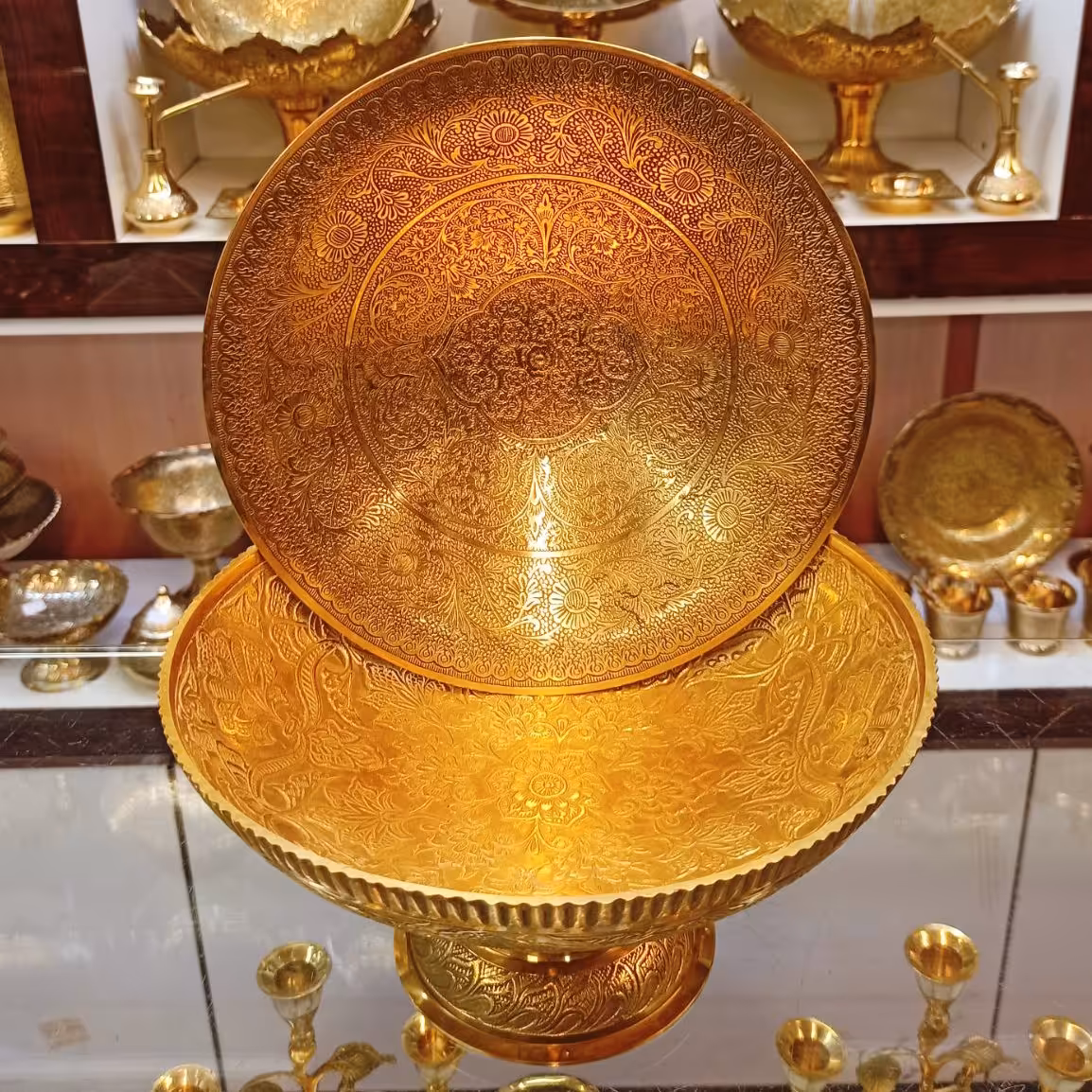 ست میوه خوری و شیرینی خوری قلم زنی برنجی فوق العاده زیبا با قیمت عالی میوه خوری دوبل کارشده پایه دار شیرینی خوری نیم پا