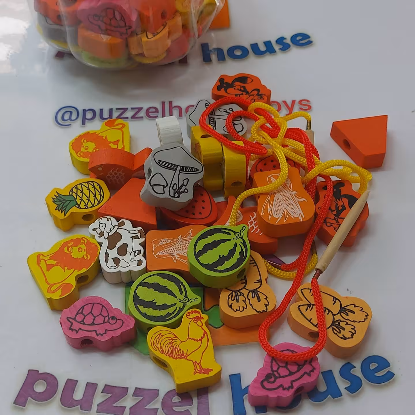 نخ و مهره چوبی
حاوی طرح حیوانات و میوه ها
گروه سنی 3 سال به بالا