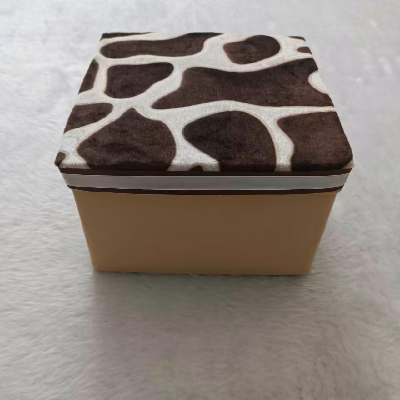 جعبه  کادو  مربع  ،پارچه مخمل ، طرح زرافه ای مناسب هدیه های تولد و عروس و غیره ، موجود هست  آماده فروش 