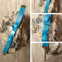 دستبند چرم اصل  دستساز با سنگ فیروزه هندی  دوخته شده با نخ ابریشم با گیره و  زنجیر برنزی و قفل طوطی قابل تنظیم 