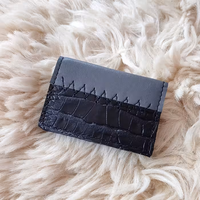 کیف جا کارتی چرم طبیعی چرخدوز در سایز 10 در 14  رنگ مشکی و طوسی