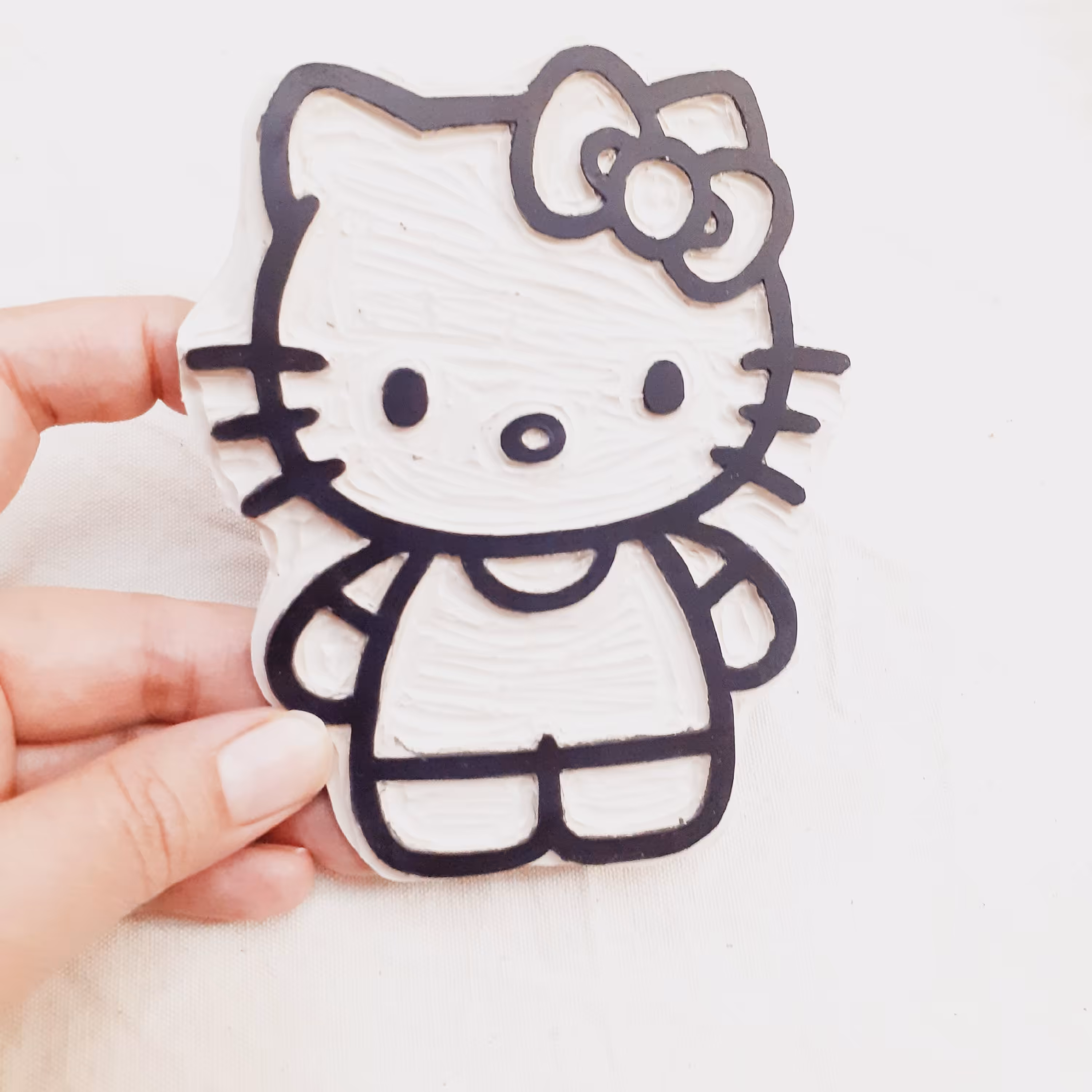مهر دستساز لینولئوم طرح هلو کیتی ..مناسب چاپ کاغذ و پارچه ..قابل سفارش در ابعاد دلخواه شما