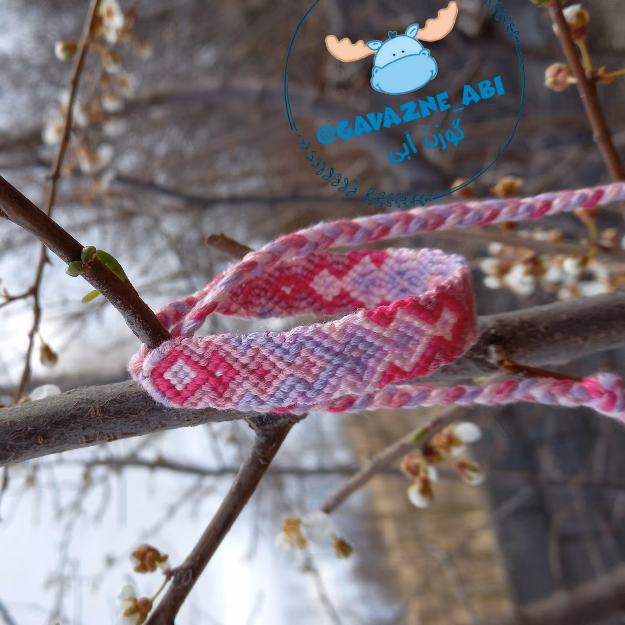 دستبند دوستی دستبافت طرح تیارا رنگبندی تم بهاری صورتی (بدون گیس اضافه) محصول کاملا دستساز تیم گوزن آبی