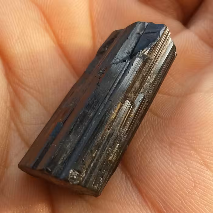 سنگ راف تورمالین شرول وارداتی زیبا ارزشمند شاهکااار خلقت 100درصد طبیعی
مناسب جهت کلکسیون و ساخت نگین
خارق العاده زیبا