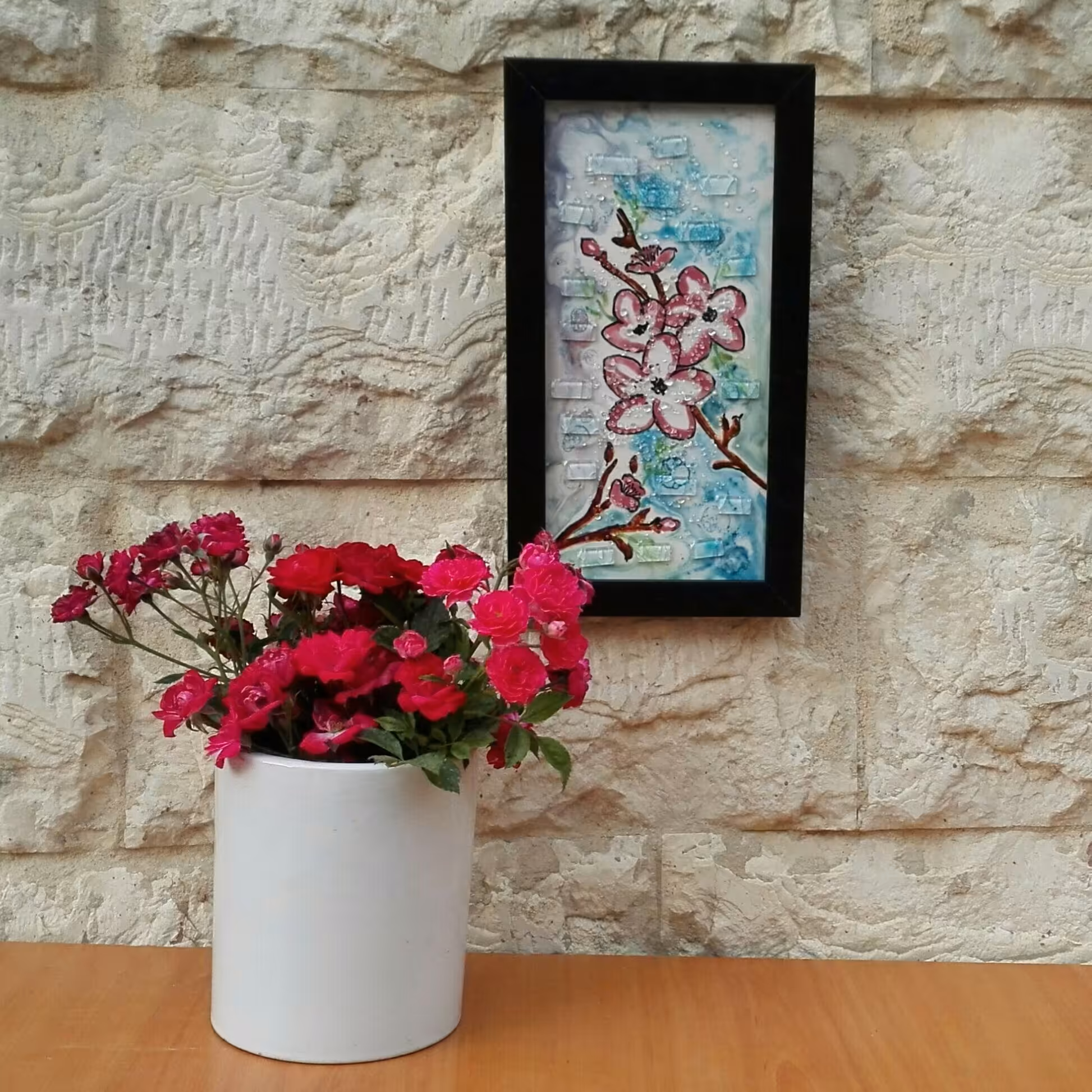 تابلو تلفیقی کاشی و شیشه ی دستساز شکوفه های بهاری با قاب مشکی از مجموعه بهاری زندگی کن محصولات هنری آمینا