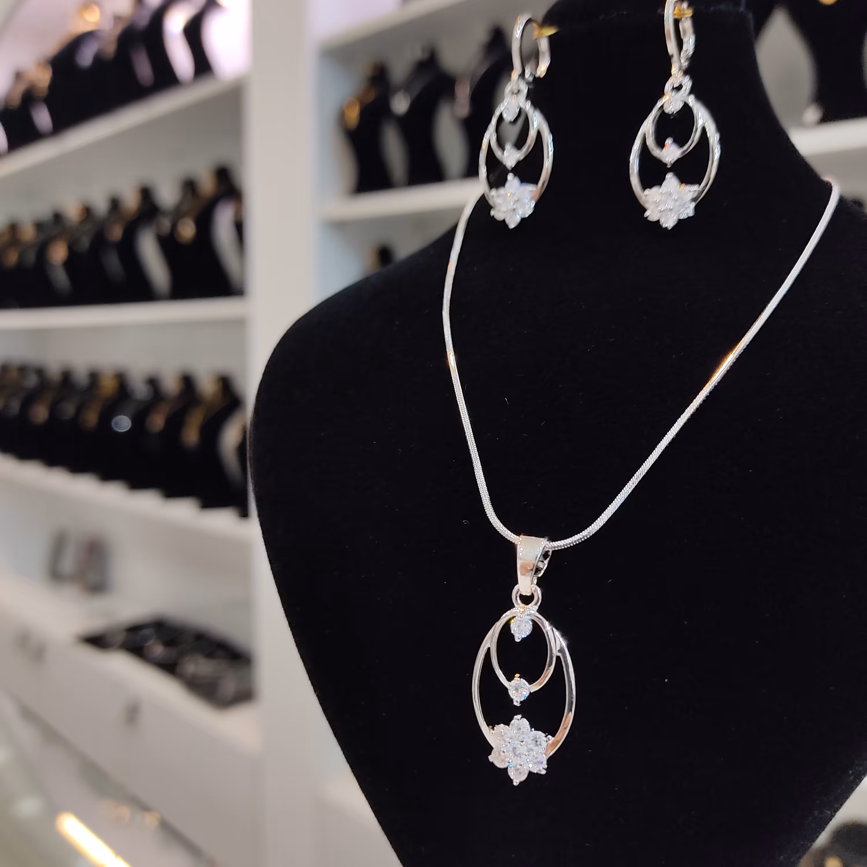 نیمست نگین دار ژوپینگ رنگ ثابت ضد حساسیت همراه زنجیر ماری استیل