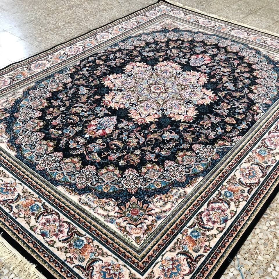 فرش 700 شانه اصلی طرح میخک، رنگ سرمه ای، تراکم 2550، 12 متری