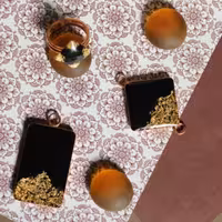 نیم ست رزینی با ورق طلا و قاب برنجی مدل A11