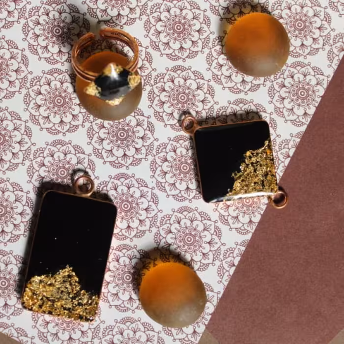 نیم ست رزینی با ورق طلا و قاب برنجی مدل A11