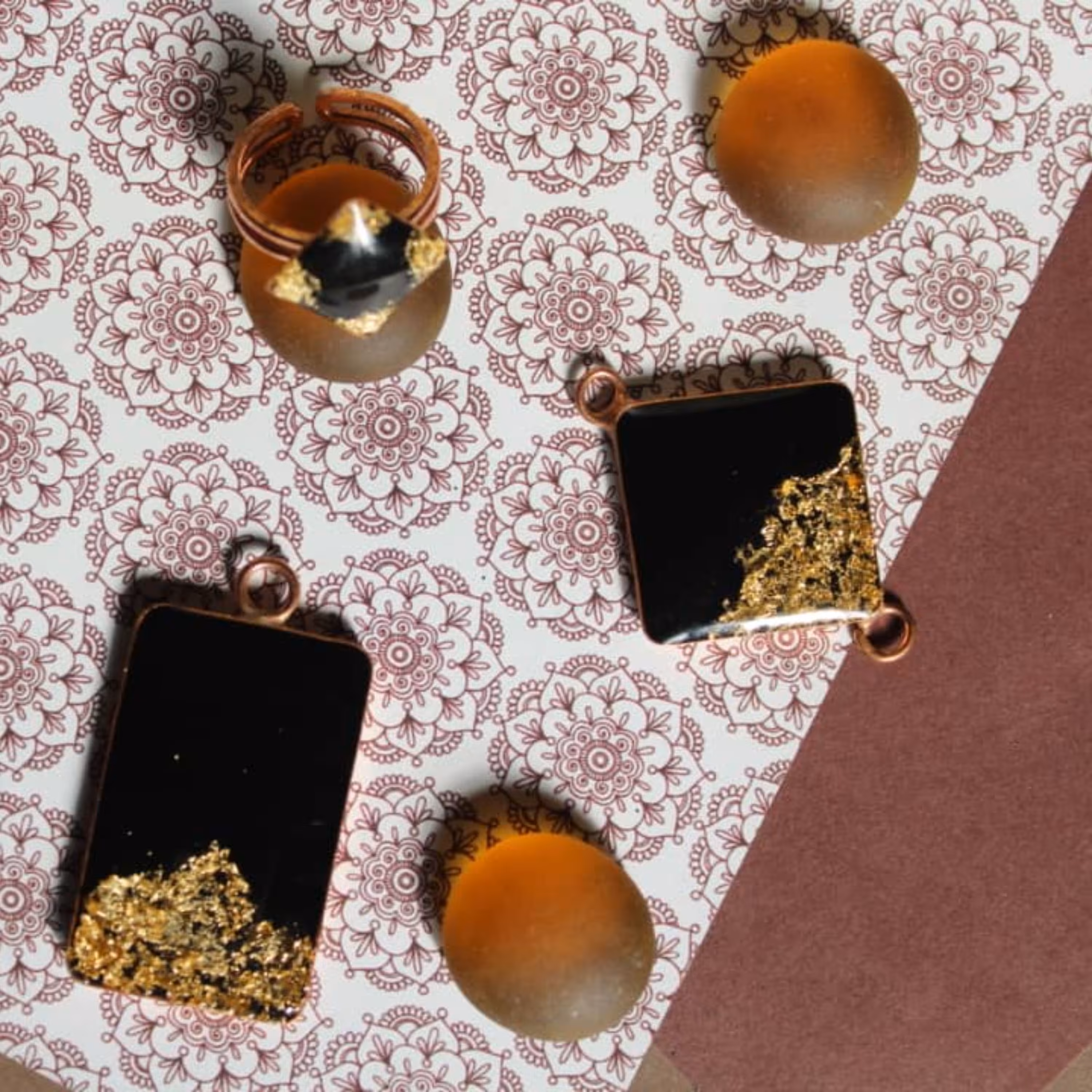 نیم ست رزینی با ورق طلا و قاب برنجی مدل A11