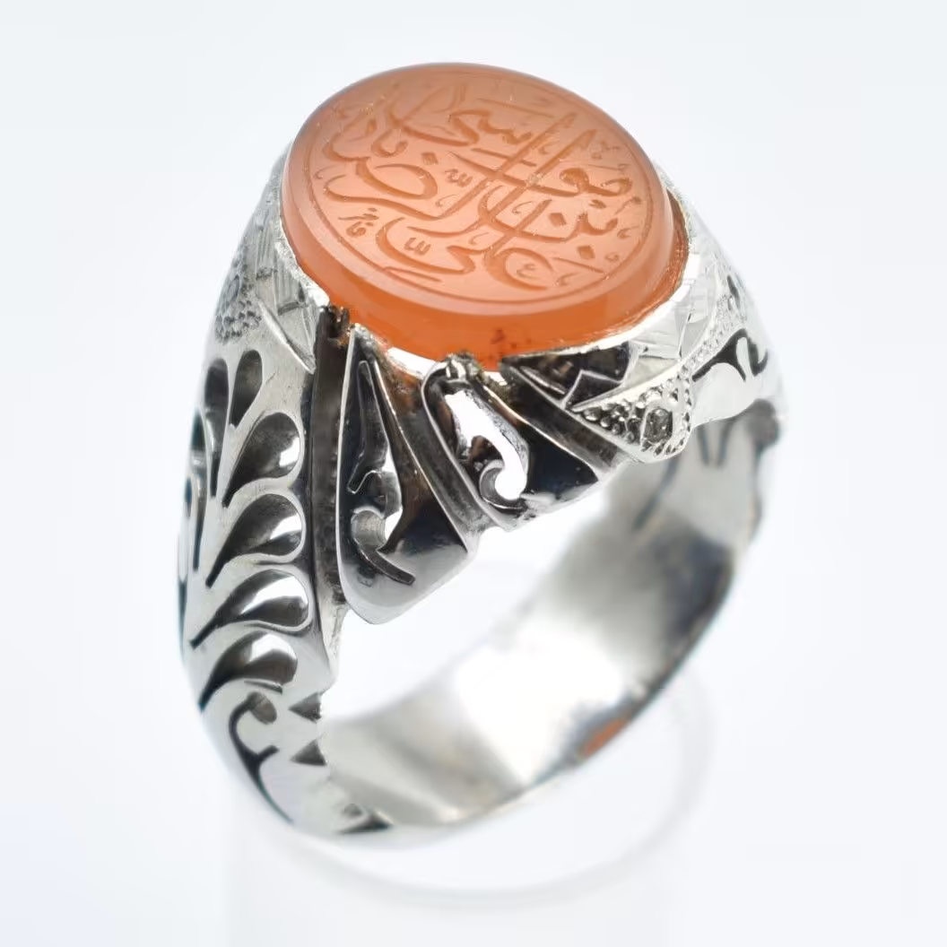 انگشتر نقره عقیق مردانه دست ساز خطی عیار 925 عقیق یمنی مزین به عبارت  علی  ابن موسی الرضا آقابزرگ