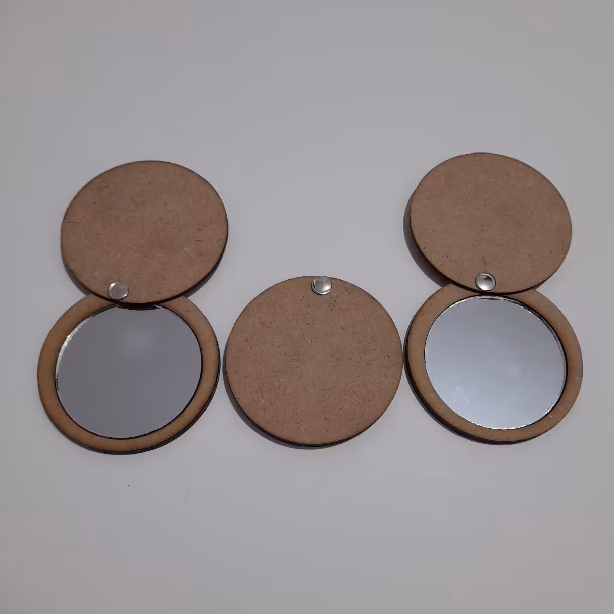 آینه دستی چوب طرح دایره درب دار