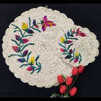 سفره رومیزی دیوارکوب و زیربشقابی زیر دیگی با گلهای حصیری نسوزو خاص و زیبا سفره 80سانت 650زیر دیگی 40 سانت3320 (پس کرایه)