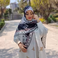 روسری نخی تابستانه درجه یک قواره 135 دور دست دوز ارسال رایگان طرح لویی مشکی سفید 