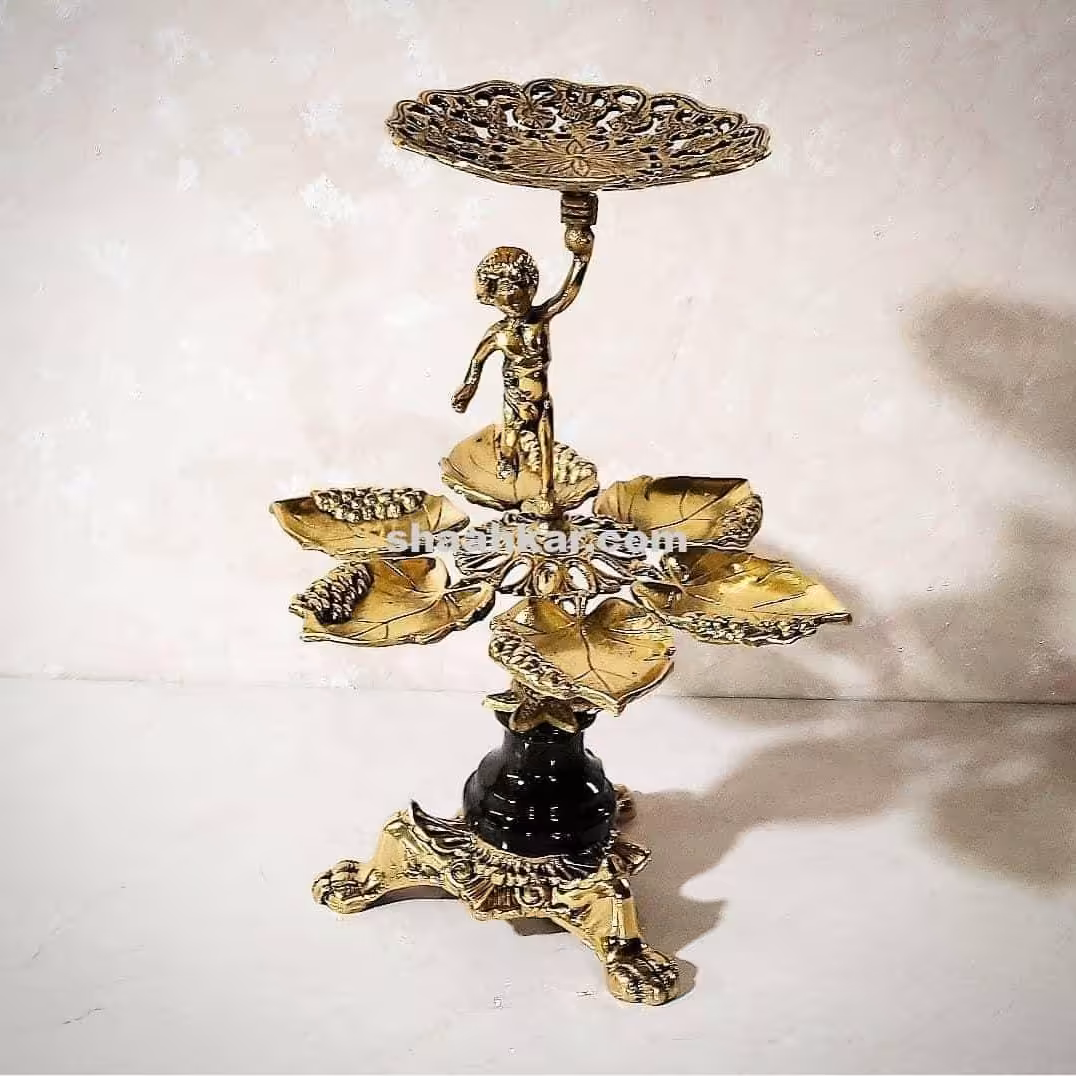 هفت سین یا اردوخوری پسربچه برنزی