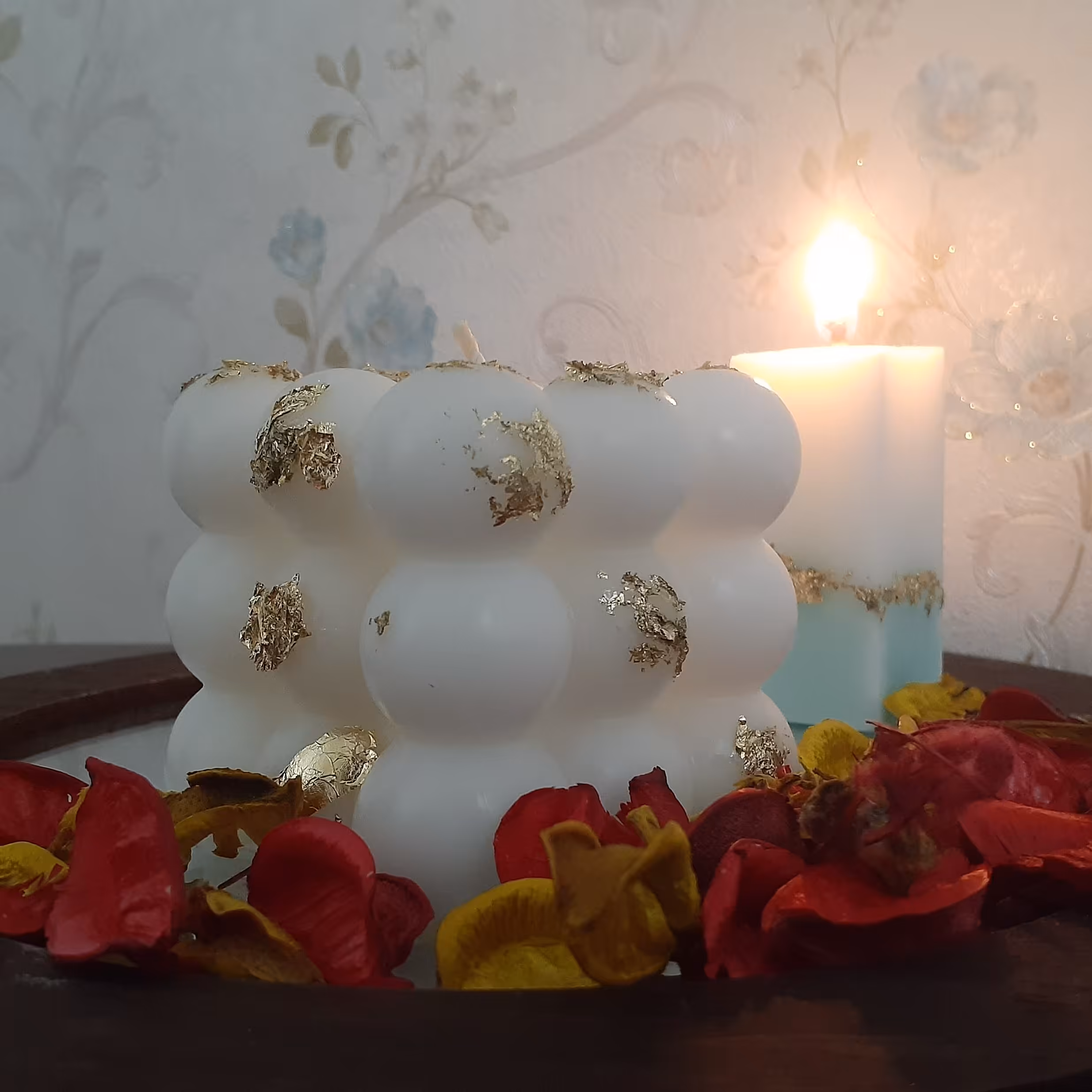 شمع روبیک سفید تزئین شده با ورق طلا