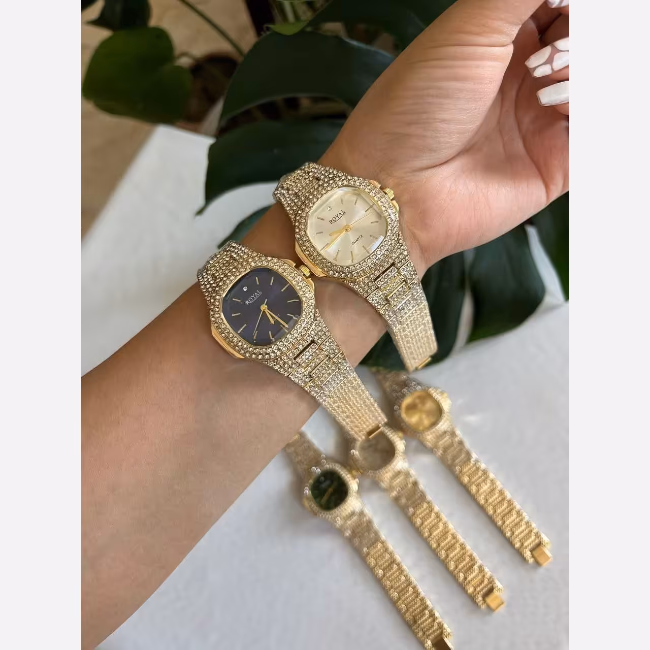 ساعت زنانه  و مردانه برندAP وROYALو rolex و... فول نگین قفل پروانه ای بندفیکس ضد آب قیمت 698تومان فروش به صورت تک و عمده