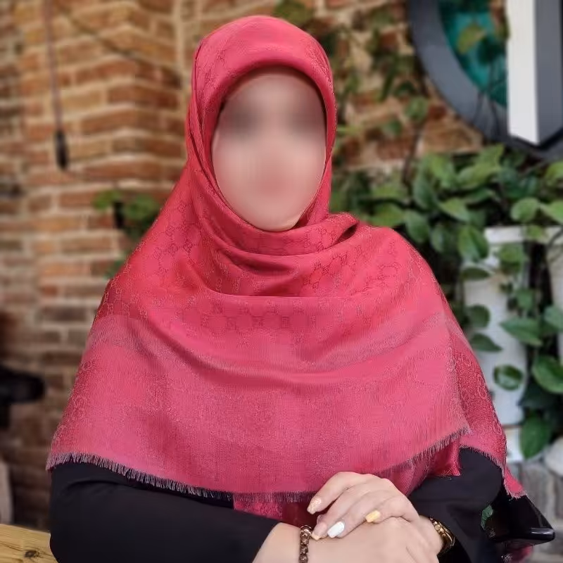 روسری نخ ابریشم ژاکارد دو رو لمه دار 
ریشه پرزیه
کیفیت بی نظیر و متفاوت
سُر نمیباشد
 قواره140
وارداتی درجه یک