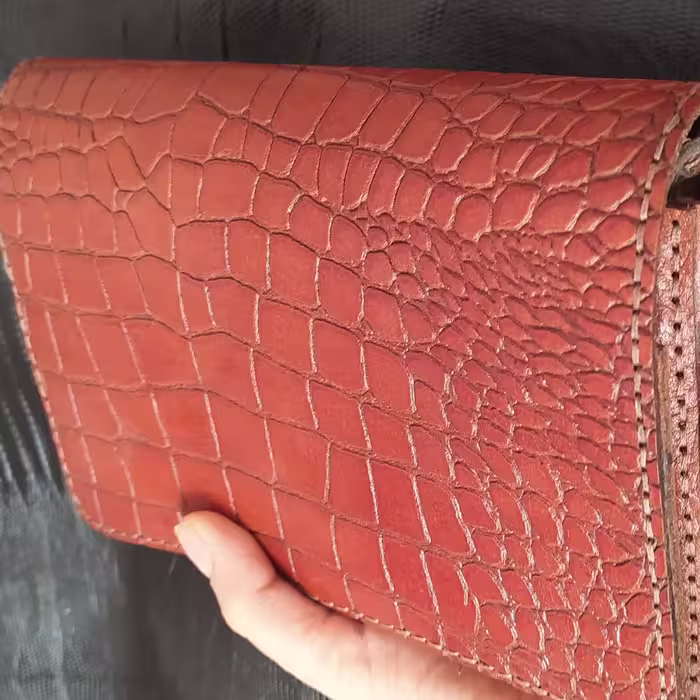 کیف دوشی چرم دست دوز به رنگ عسلی دارای جاکارتی و جیب داخلی و زیپ دار