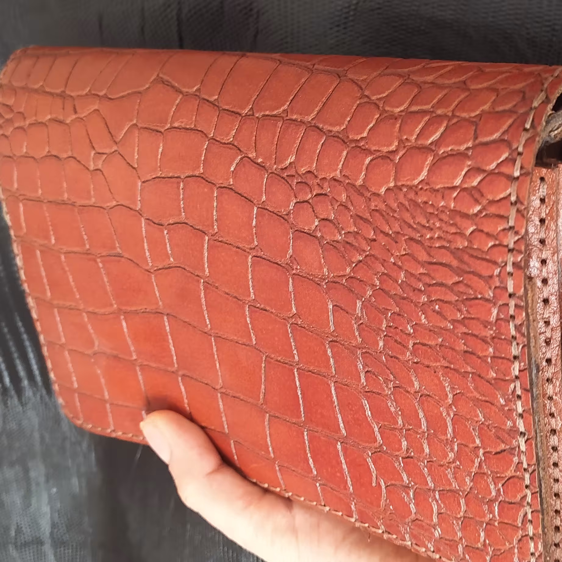 کیف دوشی چرم دست دوز به رنگ عسلی دارای جاکارتی و جیب داخلی و زیپ دار