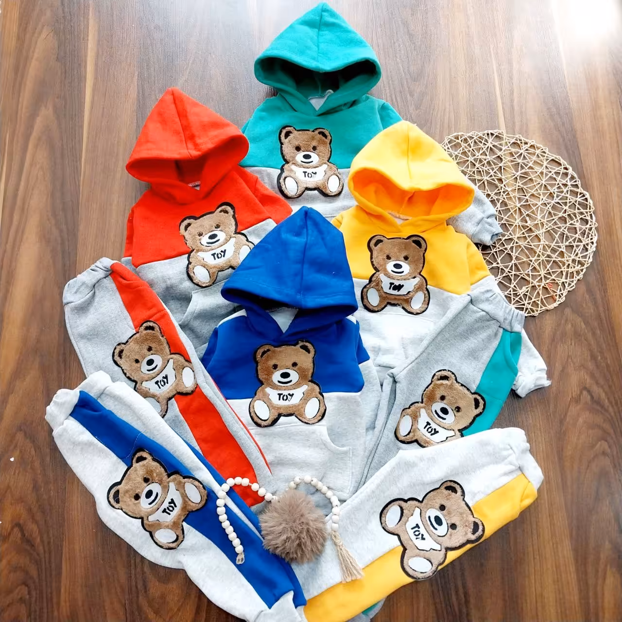 ست هودی و شلوار اسپورت شیک و زیبا جنس ملانژ تو کرکی مناسب حدود سنی 1 تا 6 سال رنگبندی متنوع و جذاب 