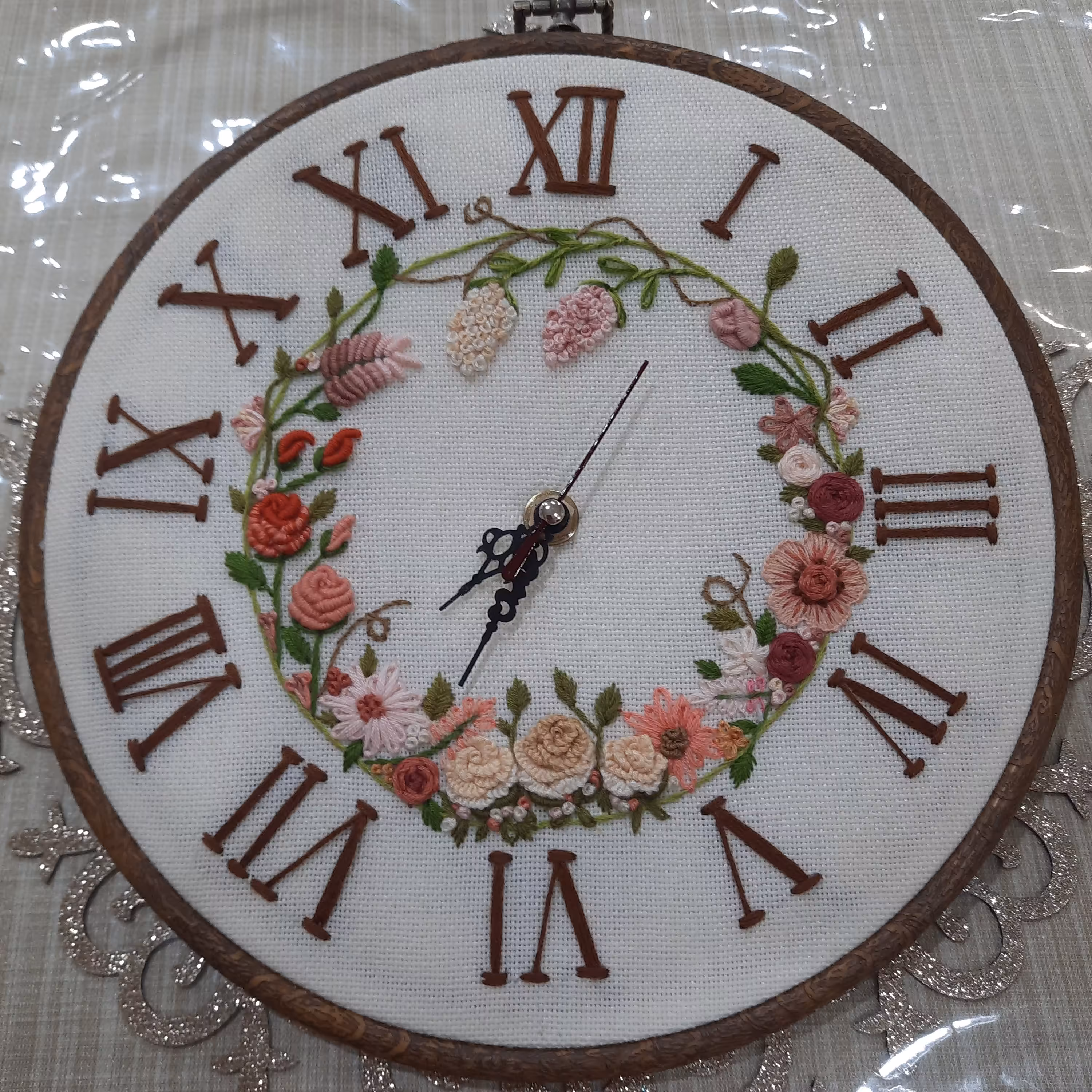 دیوارکوب گلدوزی طرح ساعت