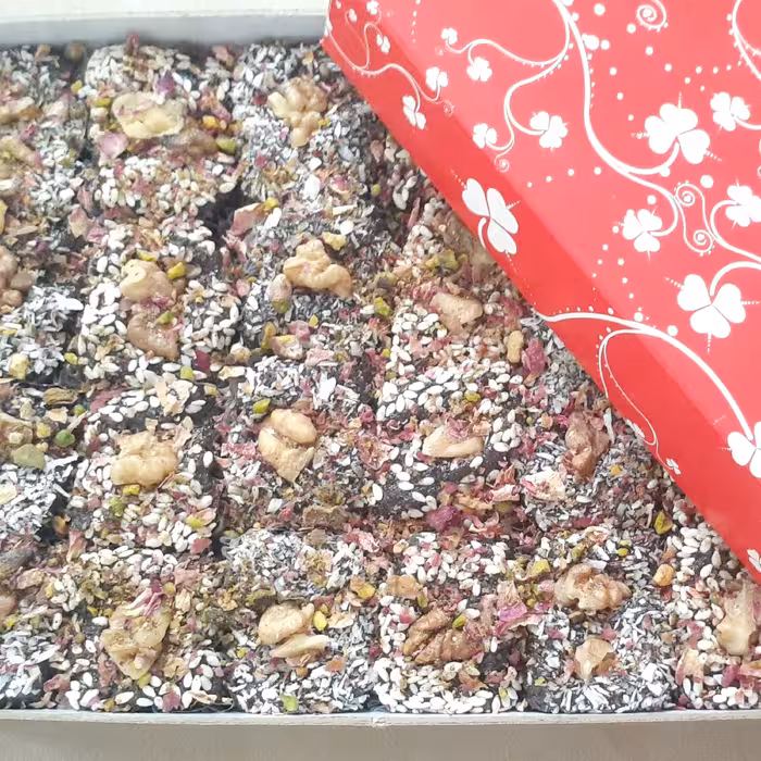 حلوا سیاه لقمه ای مغزدار تزیینی  28 تایی ( 1200 گرمی )