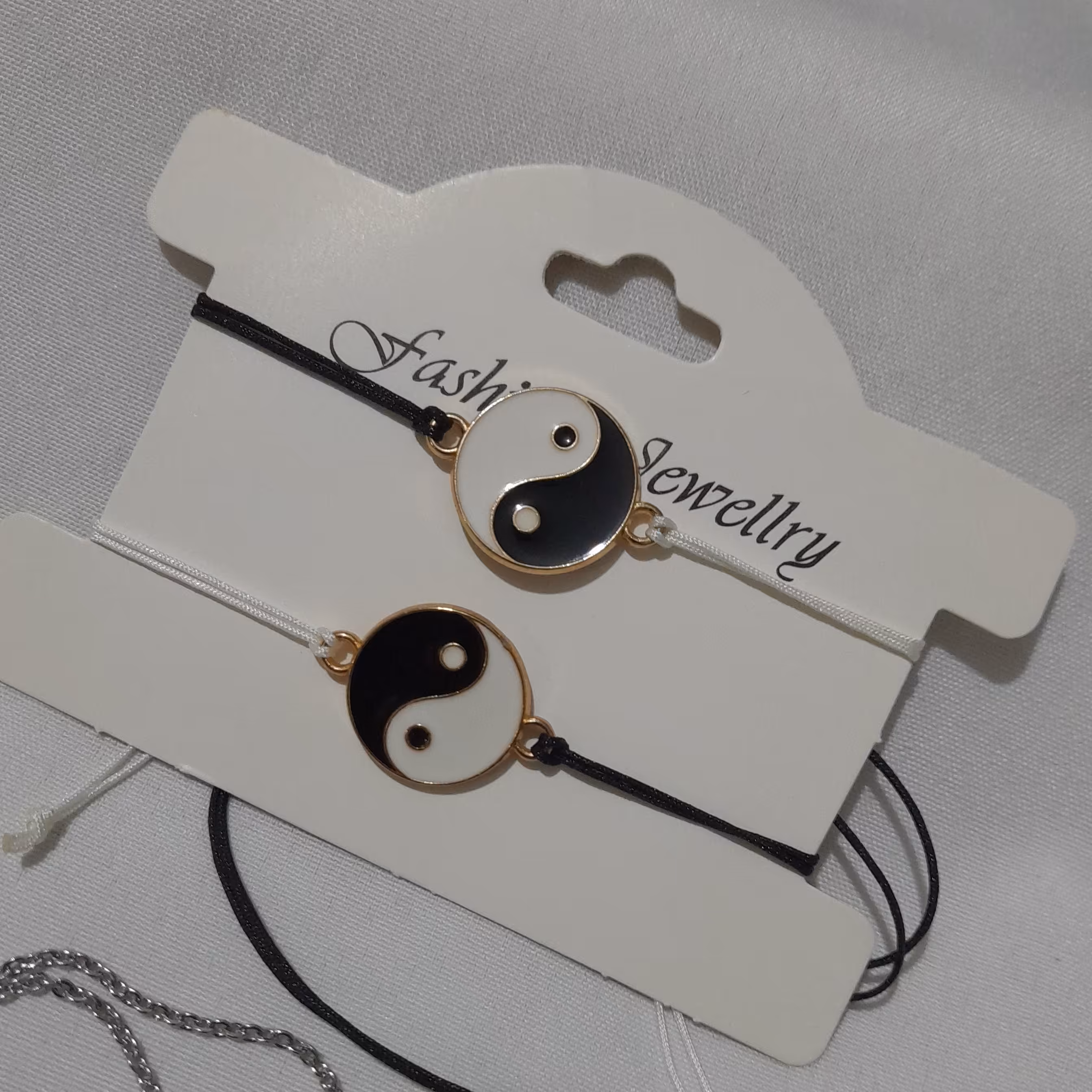 دستبند ست یین و یانگ با نخ دستبندی و گره کشویی براحتی سایز دست میشه 