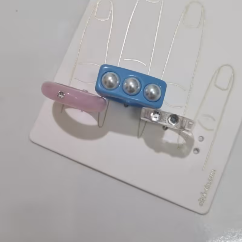 پک انگشتر سه تایی همه باهم سایز مدیوم شش و هفت جنس رزینی وارداتی بارکد دار بسیار شیک مناسب هدیه به خودتون و دوستانتون