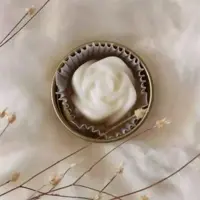 سلا   اومدم با معرفی محصول جدید 
لوسیون بدن جامد(*شیده*)🌼
لوسیون بدن جامد در واقع کره بدن هست که به صورت جامد درست شده.