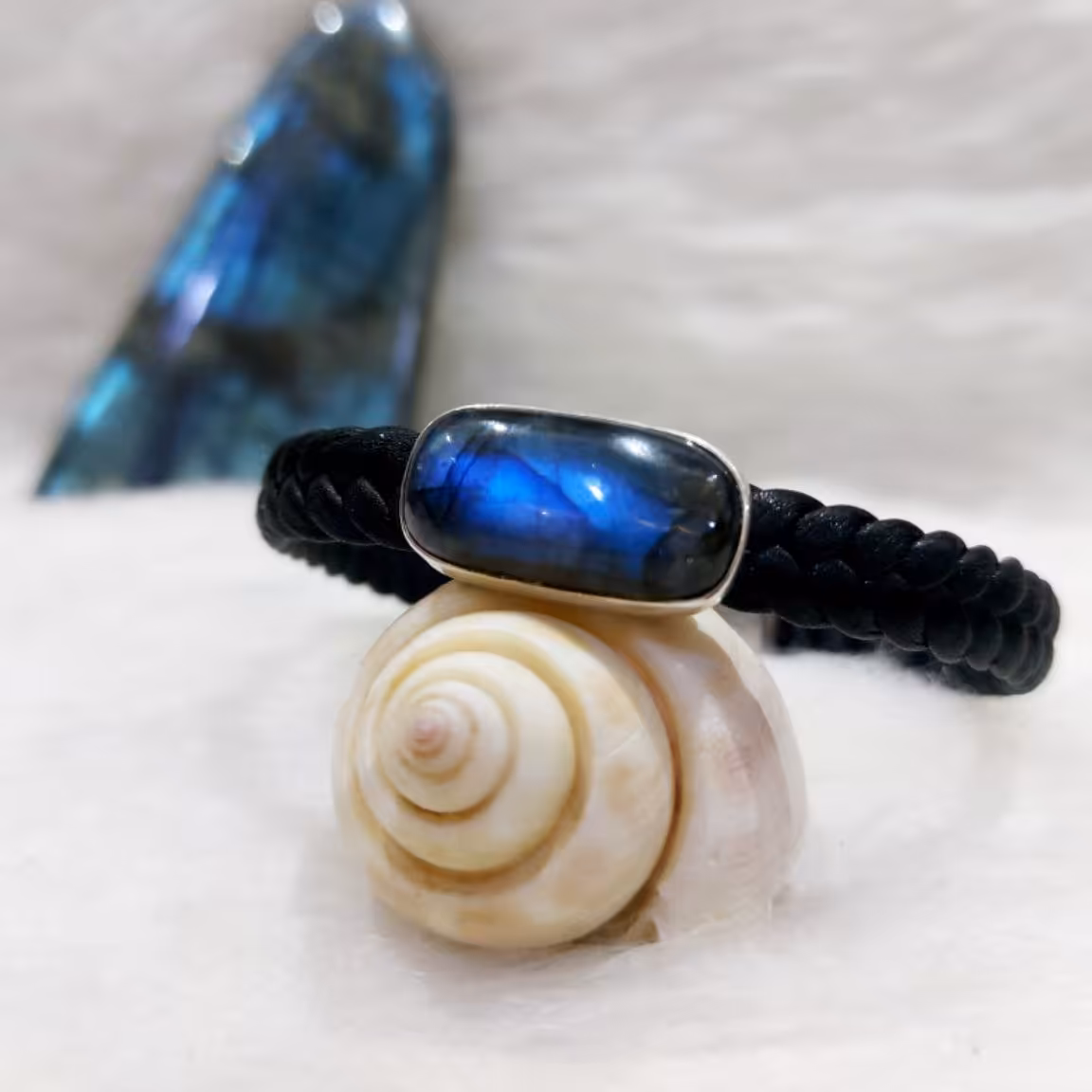 دستبند لابرادوریت آبی درجه یک
قاب نقره دستساز
یراق رنگ ثابت
چرم‌حصیری