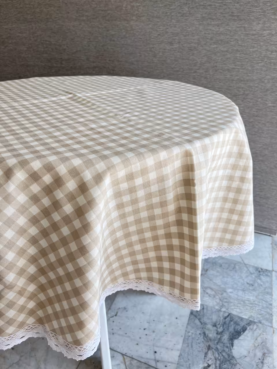 رومیزی گرد داک- طرح چهارخانه کرم