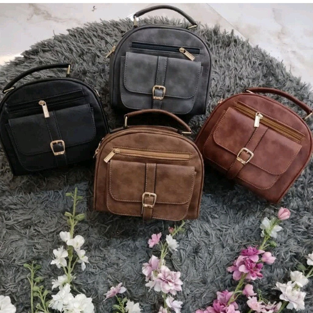 کیف زنانه چرم شسته ابعاد حدودا 18در24 دارای بند بلند فقط نسکافه ای موجوده