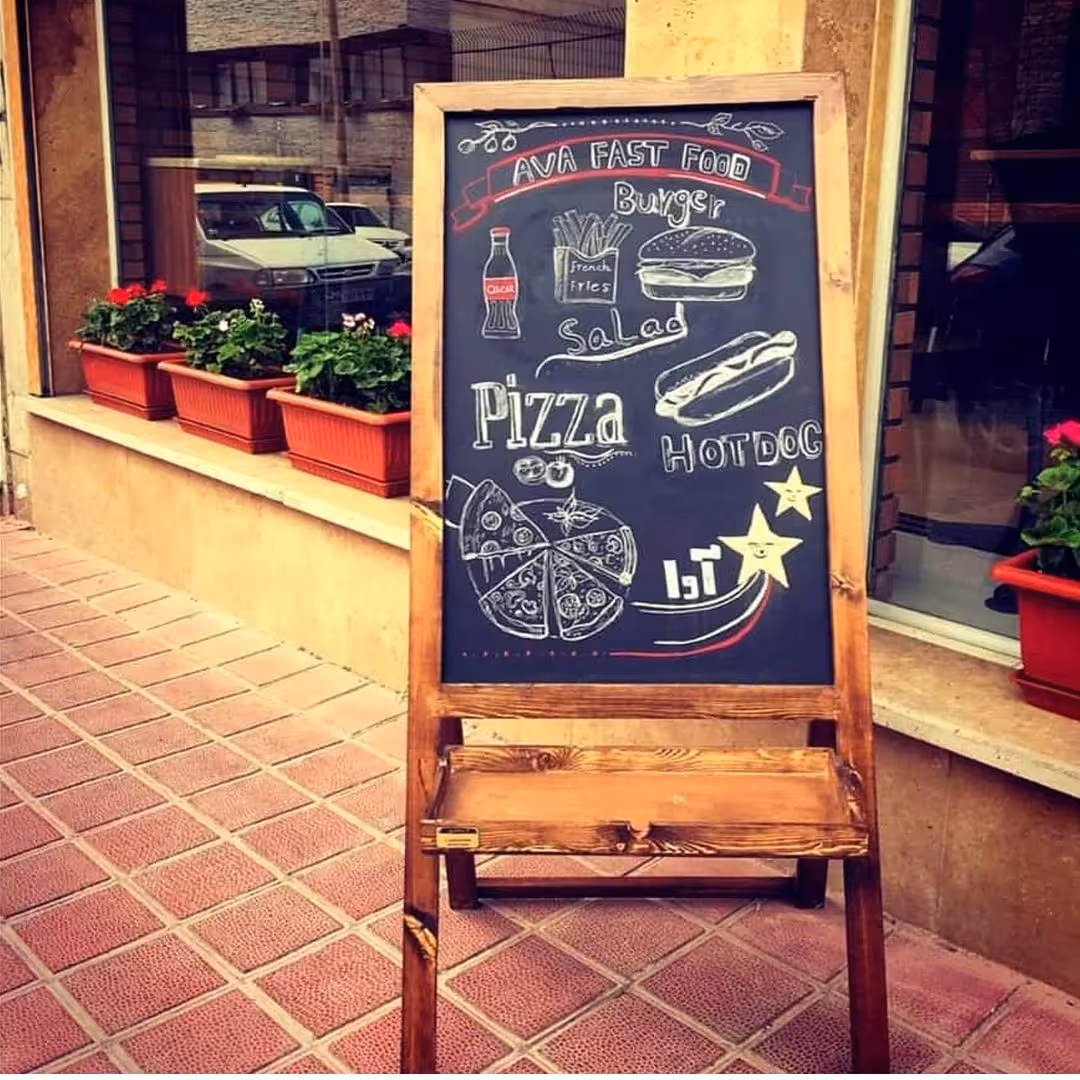 استند تخته سیاه گچی کافی شاپی