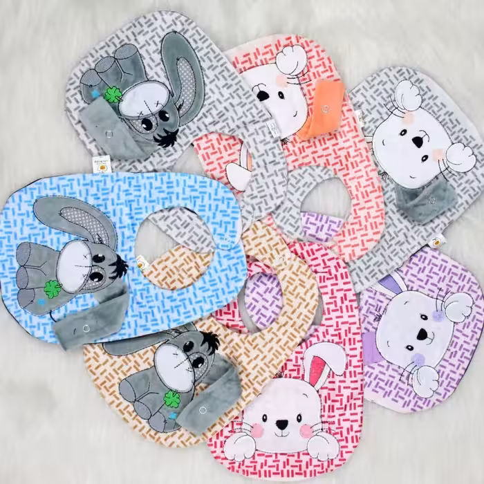 پیش بند نوزادی برند ام وی کد440 دارای آویز پستانک 