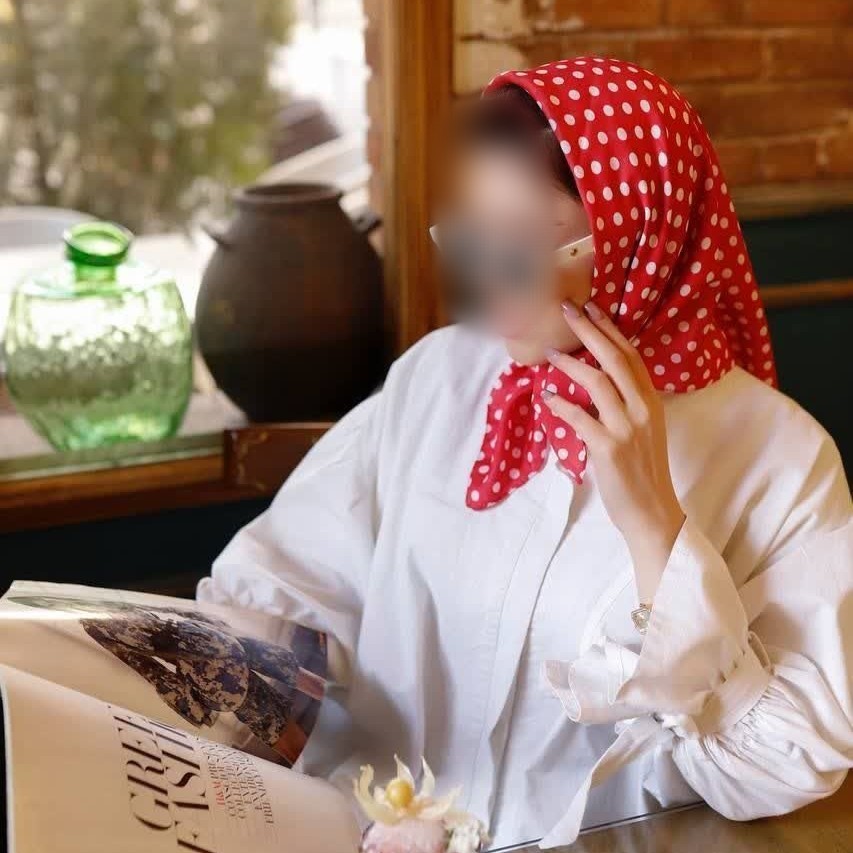مینی اسکارف نخی قرمز خال خالی